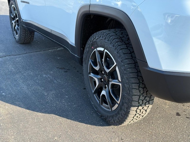 Jeep Compass Vehicle Full-screen Gallery Image 6