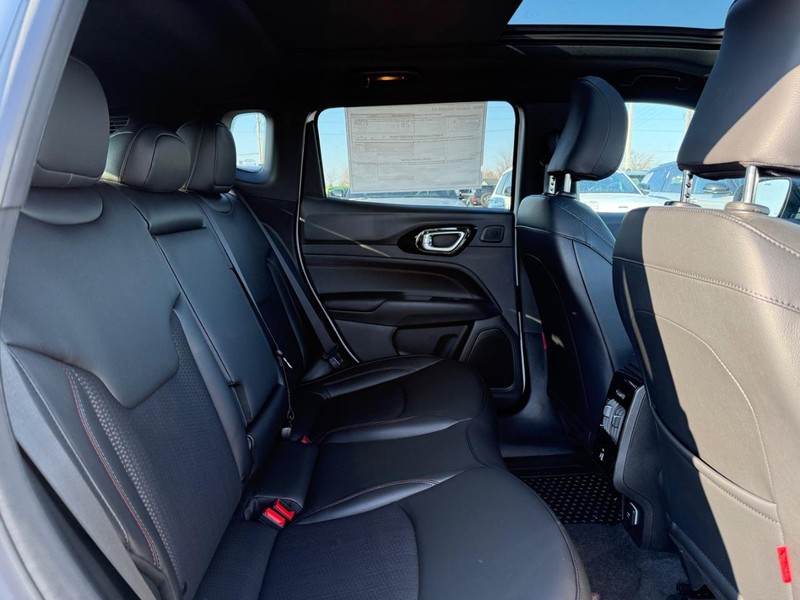 Jeep Compass Vehicle Full-screen Gallery Image 11