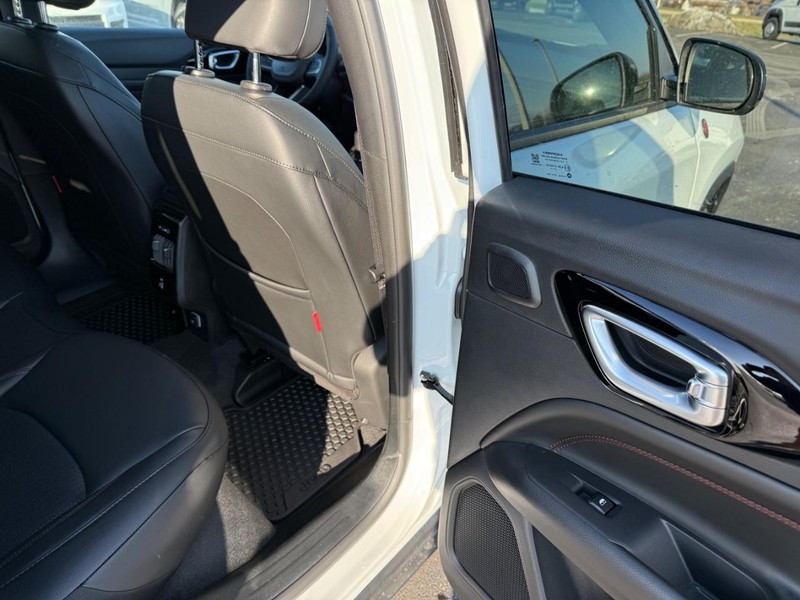 Jeep Compass Vehicle Full-screen Gallery Image 12