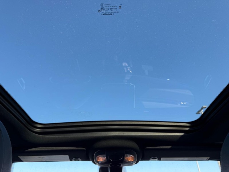 Jeep Compass Vehicle Full-screen Gallery Image 13