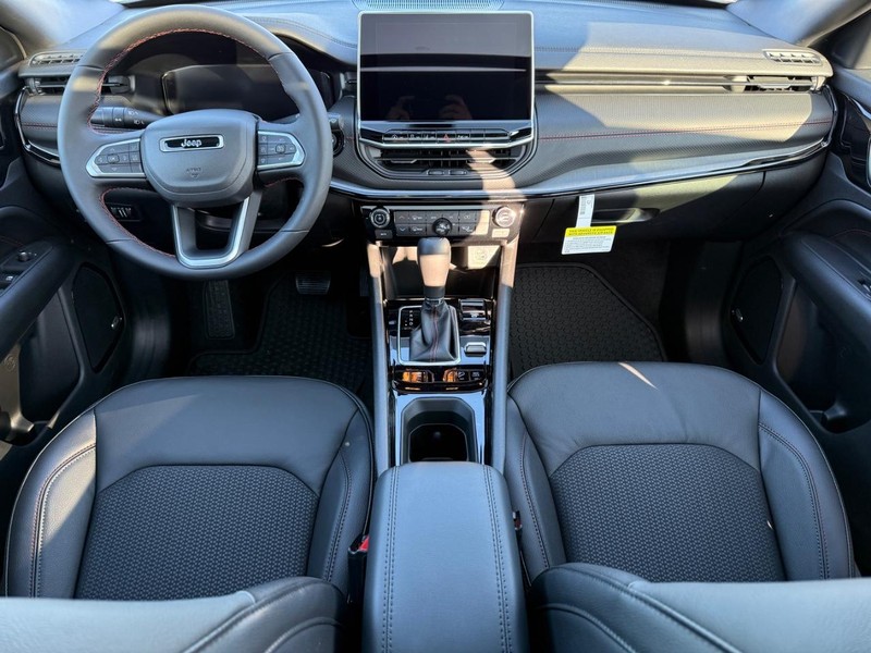 Jeep Compass Vehicle Full-screen Gallery Image 14