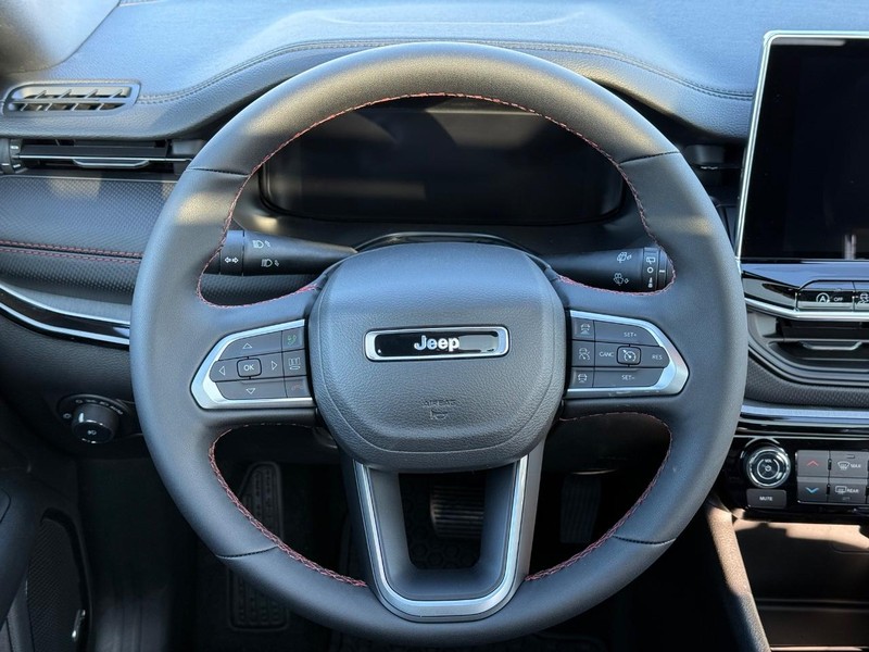 Jeep Compass Vehicle Full-screen Gallery Image 15