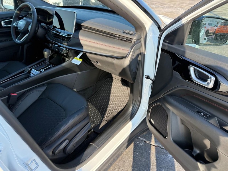 Jeep Compass Vehicle Full-screen Gallery Image 16