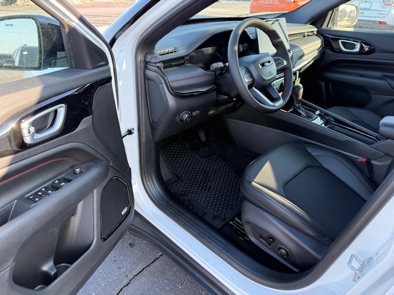 Jeep Compass Vehicle Full-screen Gallery Image 18