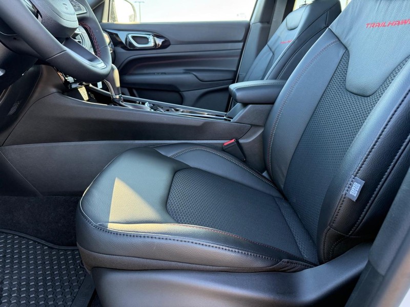 Jeep Compass Vehicle Full-screen Gallery Image 19