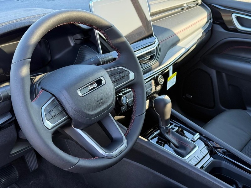 Jeep Compass Vehicle Full-screen Gallery Image 20