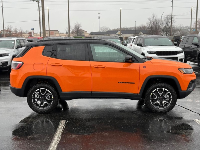 Jeep Compass Vehicle Full-screen Gallery Image 2