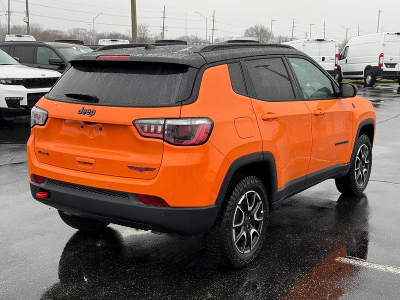 Jeep Compass Vehicle Full-screen Gallery Image 3