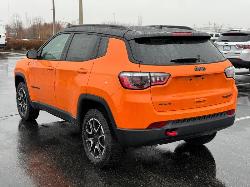 Jeep Compass Vehicle Full-screen Gallery Image 5