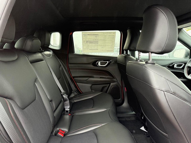 Jeep Compass Vehicle Full-screen Gallery Image 10