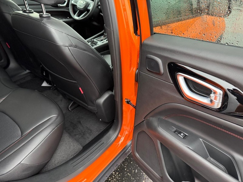 Jeep Compass Vehicle Full-screen Gallery Image 11