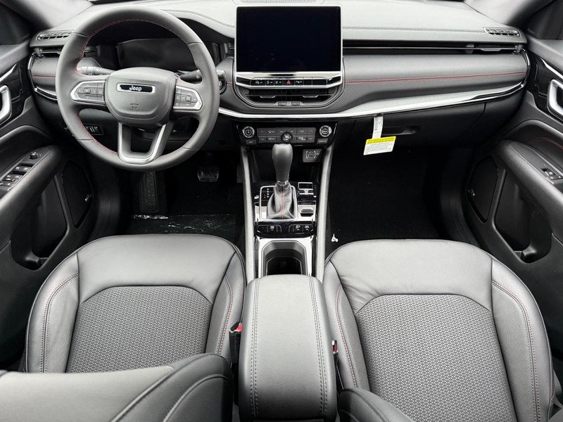 Jeep Compass Vehicle Full-screen Gallery Image 12