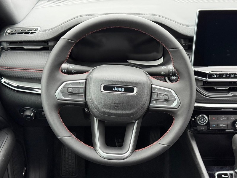 Jeep Compass Vehicle Full-screen Gallery Image 13