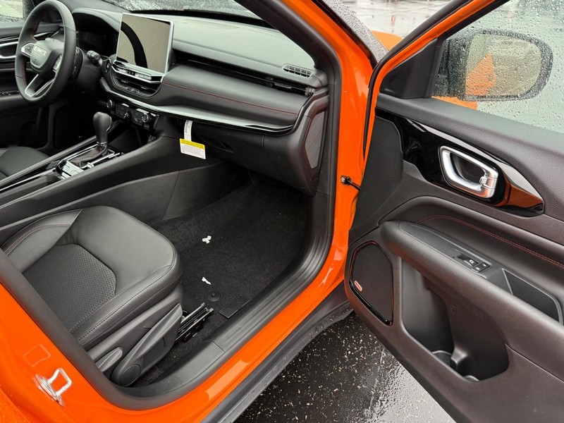 Jeep Compass Vehicle Full-screen Gallery Image 14