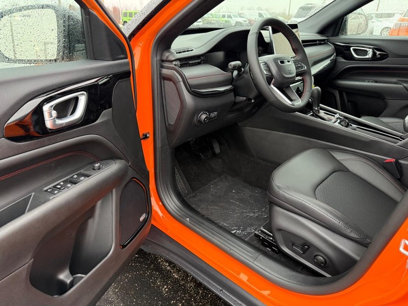 Jeep Compass Vehicle Full-screen Gallery Image 17