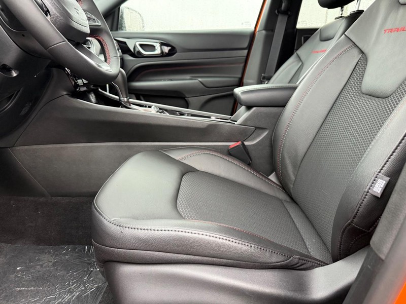 Jeep Compass Vehicle Full-screen Gallery Image 18