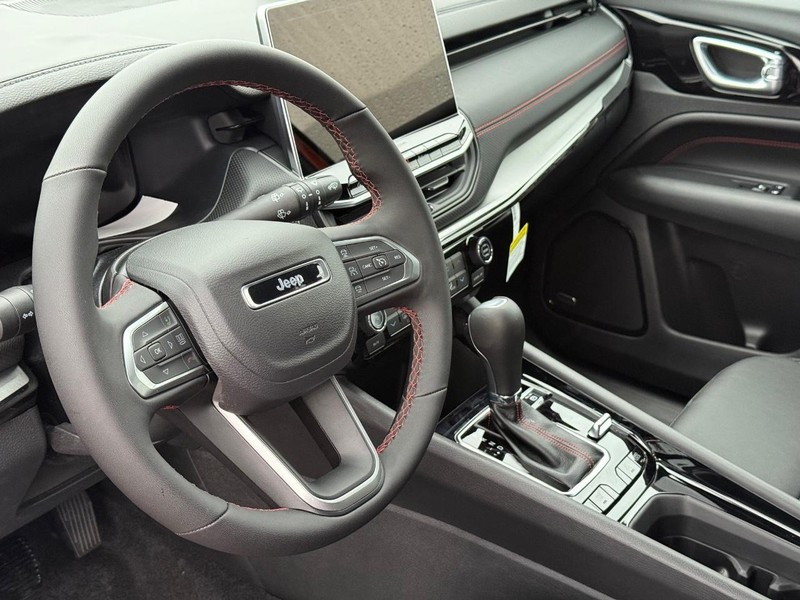 Jeep Compass Vehicle Full-screen Gallery Image 19