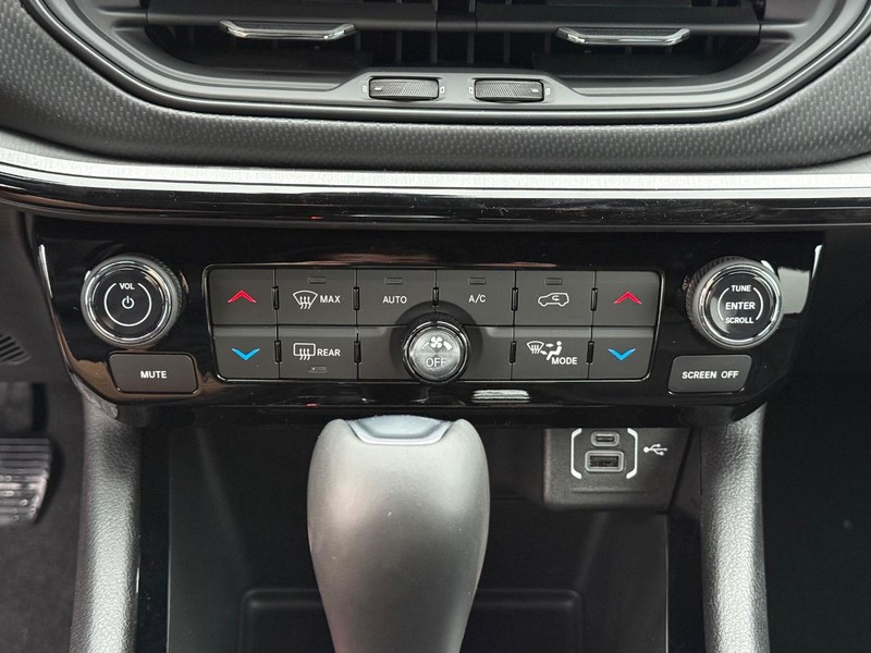 Jeep Compass Vehicle Full-screen Gallery Image 24