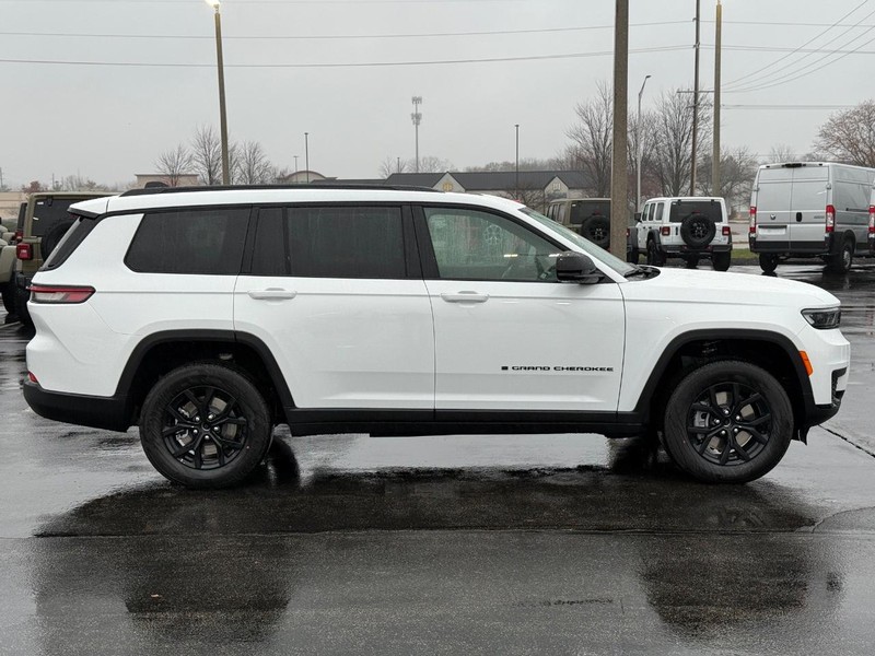 Jeep Grand Cherokee L Vehicle Full-screen Gallery Image 2