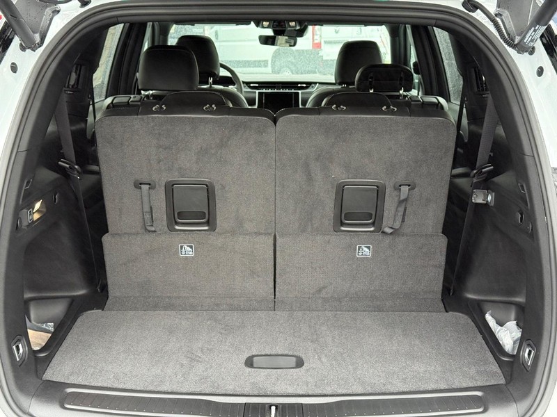 Jeep Grand Cherokee L Vehicle Full-screen Gallery Image 7