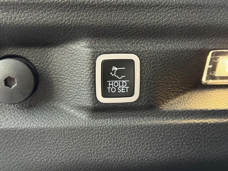 Jeep Grand Cherokee L Vehicle Full-screen Gallery Image 8