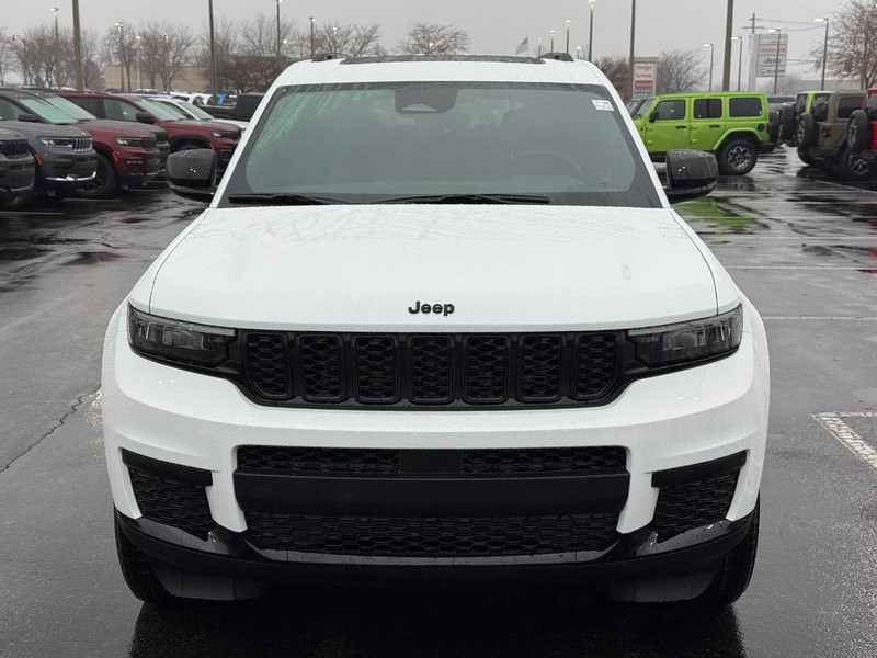 Jeep Grand Cherokee L Vehicle Full-screen Gallery Image 11