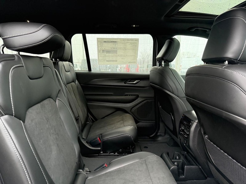 Jeep Grand Cherokee L Vehicle Full-screen Gallery Image 12