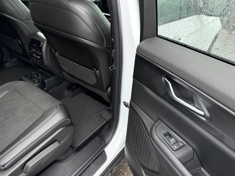 Jeep Grand Cherokee L Vehicle Full-screen Gallery Image 13