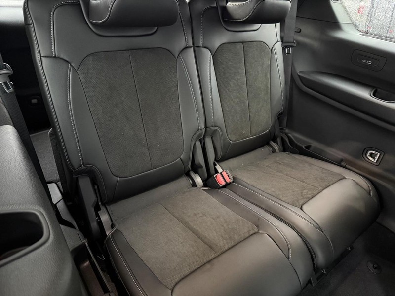 Jeep Grand Cherokee L Vehicle Full-screen Gallery Image 14