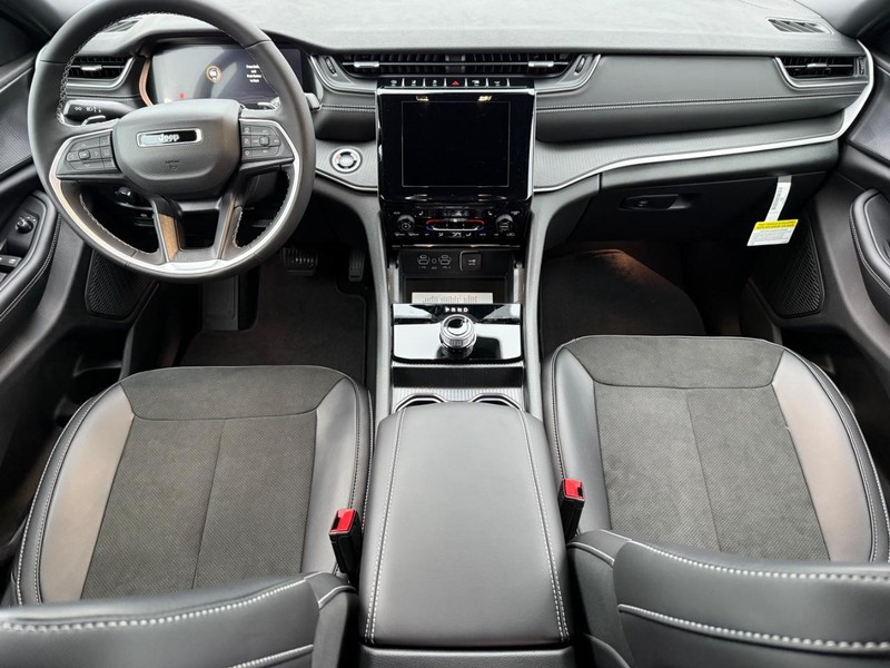 Jeep Grand Cherokee L Vehicle Full-screen Gallery Image 16