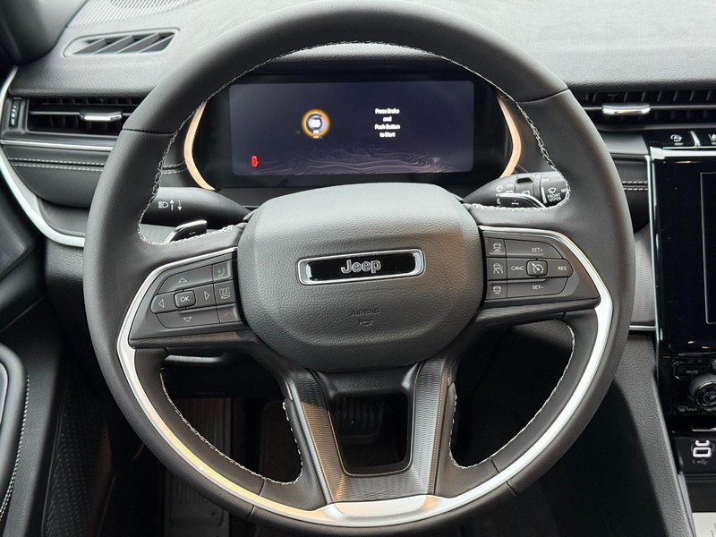 Jeep Grand Cherokee L Vehicle Full-screen Gallery Image 17