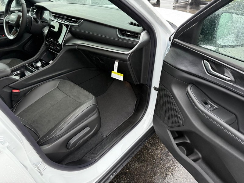 Jeep Grand Cherokee L Vehicle Full-screen Gallery Image 18