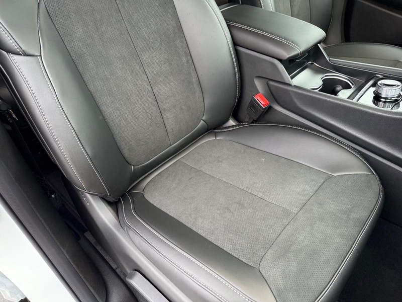 Jeep Grand Cherokee L Vehicle Full-screen Gallery Image 19