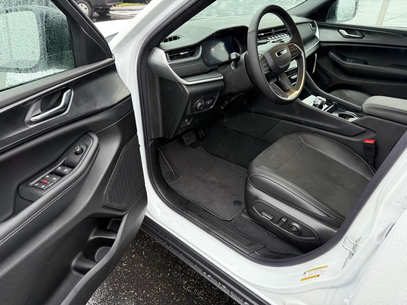 Jeep Grand Cherokee L Vehicle Full-screen Gallery Image 20