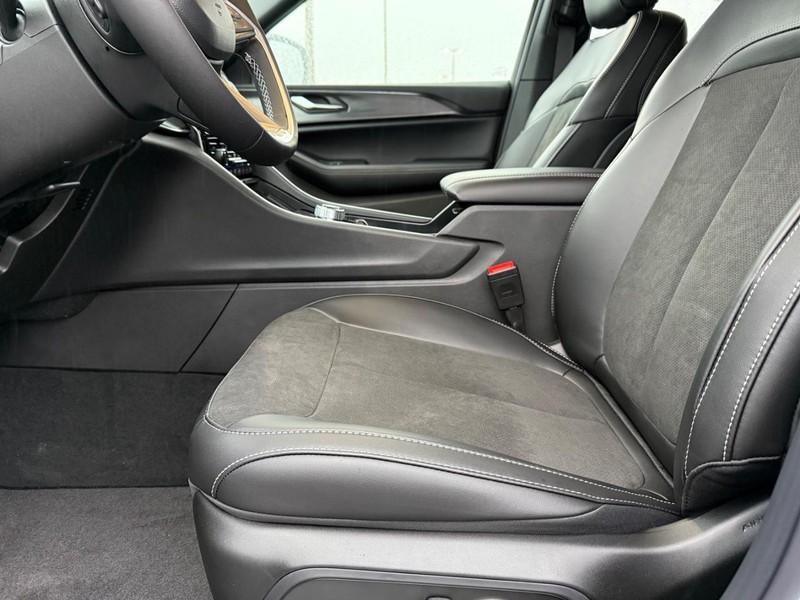 Jeep Grand Cherokee L Vehicle Full-screen Gallery Image 21