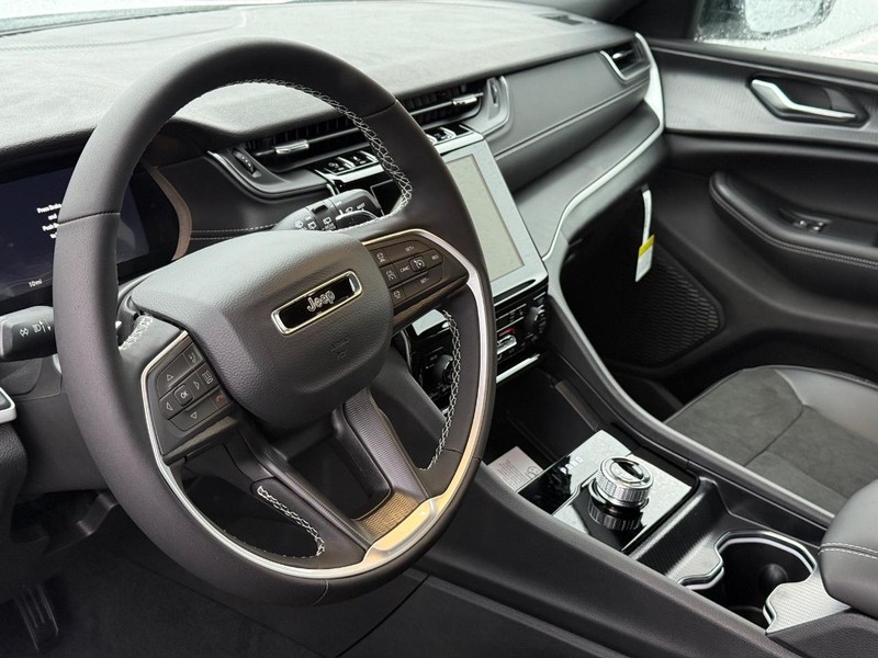 Jeep Grand Cherokee L Vehicle Full-screen Gallery Image 22