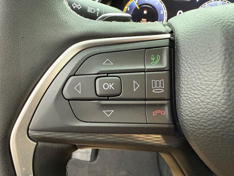 Jeep Grand Cherokee L Vehicle Full-screen Gallery Image 23