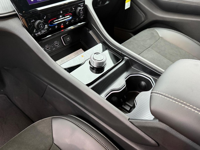 Jeep Grand Cherokee L Vehicle Full-screen Gallery Image 30