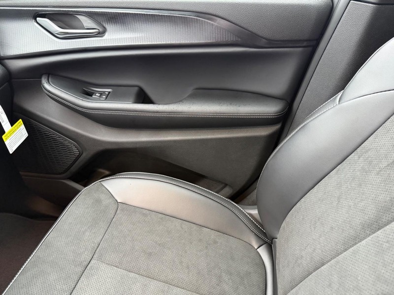 Jeep Grand Cherokee L Vehicle Full-screen Gallery Image 31