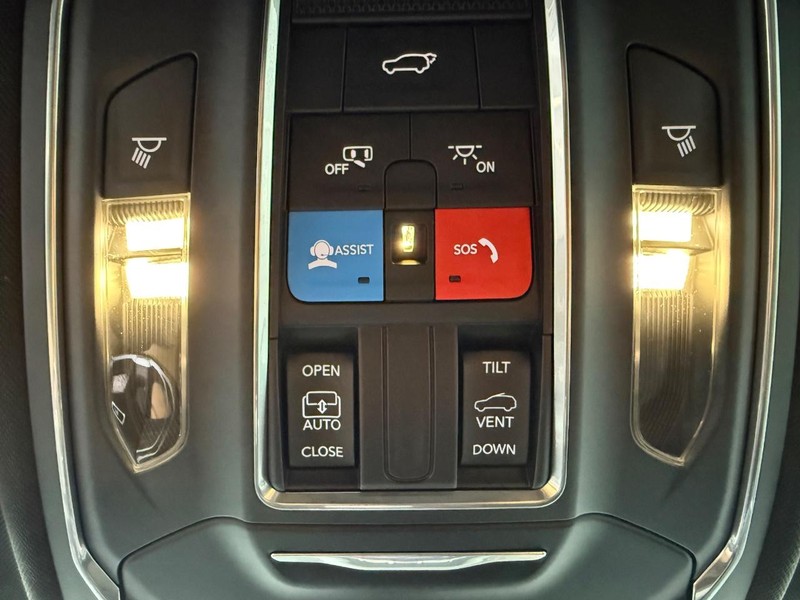 Jeep Grand Cherokee L Vehicle Full-screen Gallery Image 32