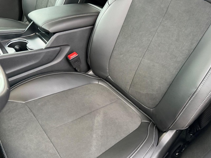 Jeep Grand Cherokee L Vehicle Full-screen Gallery Image 35