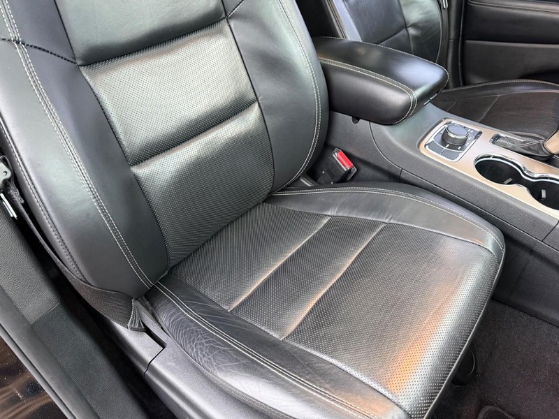 Jeep Grand Cherokee Vehicle Full-screen Gallery Image 18