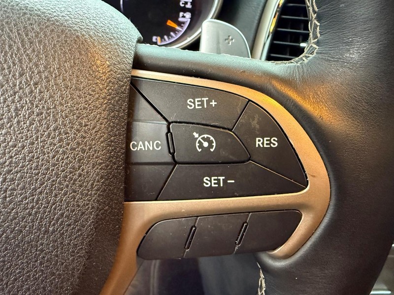 Jeep Grand Cherokee Vehicle Full-screen Gallery Image 23