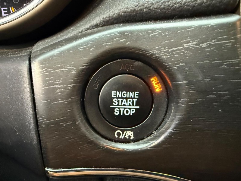 Jeep Grand Cherokee Vehicle Full-screen Gallery Image 24