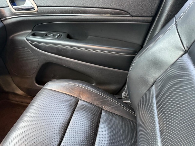 Jeep Grand Cherokee Vehicle Full-screen Gallery Image 30