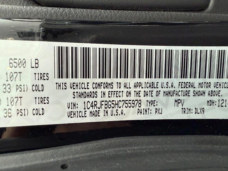 Jeep Grand Cherokee Vehicle Full-screen Gallery Image 35