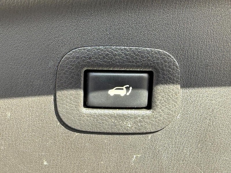 Nissan Armada Vehicle Full-screen Gallery Image 8