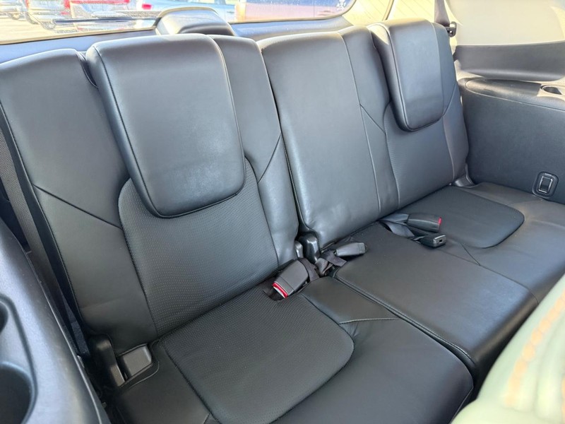 Nissan Armada Vehicle Full-screen Gallery Image 13