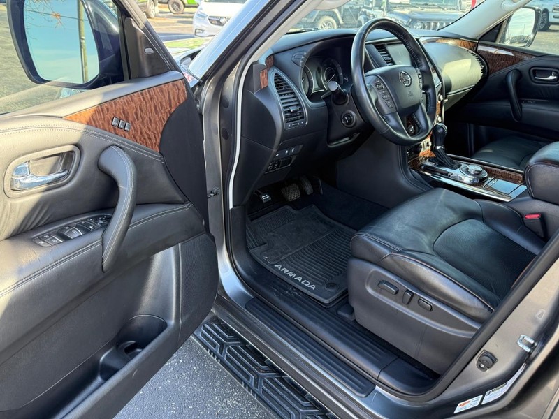 Nissan Armada Vehicle Full-screen Gallery Image 19