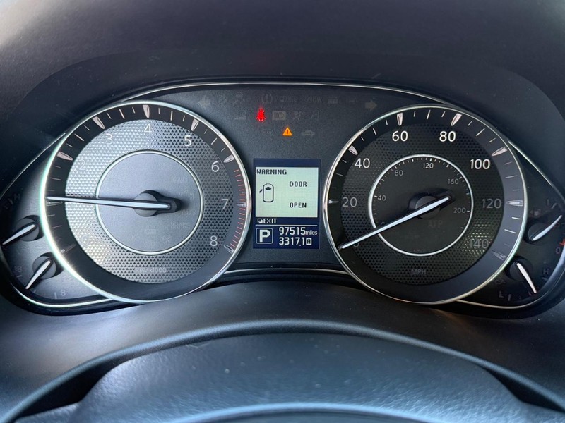 Nissan Armada Vehicle Full-screen Gallery Image 32